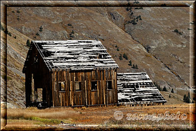 Verlassene alte Holzhütte am Wegesrand