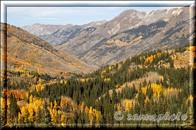 Von einem Overlook schauen wir auf die Ortschaft Ouray