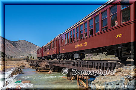 Silverton, rote Wagons für mehrzahlende Zugreisende befinden sich am Zugende