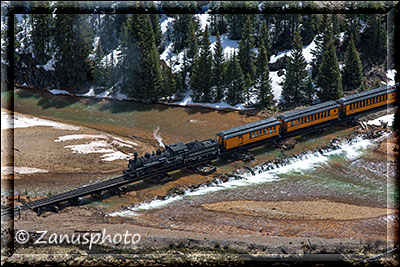 Silverton, der Train fährt gerade auf die Animas River Bridge auf