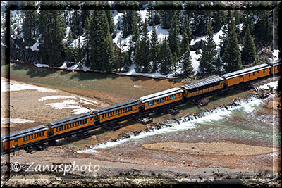 Silverton, Train auf der Animas River Bridge vom Highway 550 aus aufgenommen