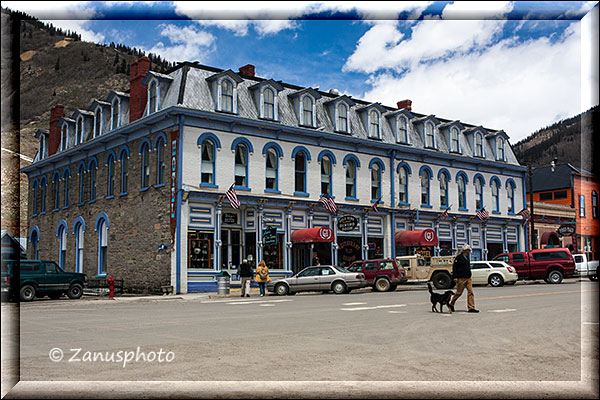 Silverton, ein Hotel aus Stein erwartet die ankommenden Zuggäste