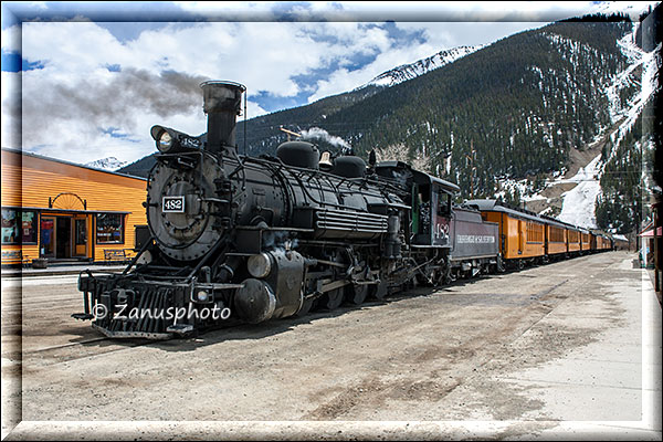 Silverton, mitten auf einer Strasse verlassen die Gäste die Züge