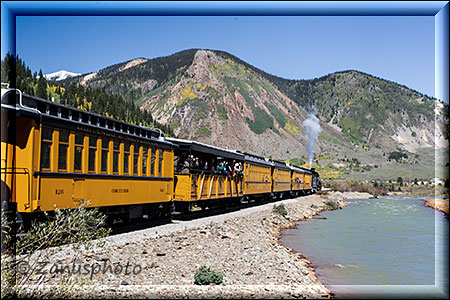 Silverton, am Bahndam nahe der City fotografieren die Fotofreaks den Zug