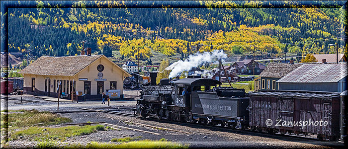 Silverton, der Train dampft gerade am Bahnhof von Silverton vorbei