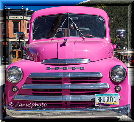 Silverton, pinkfarbener Oldtimer auf der Strasse der City