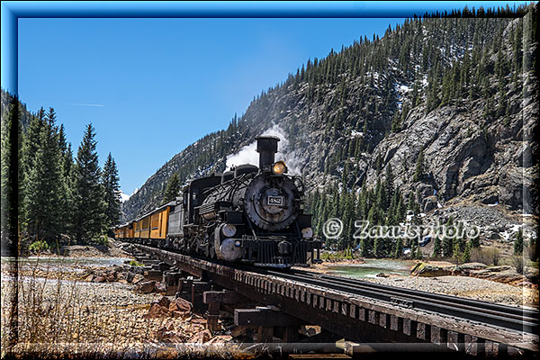 Silverton, ankommender Train, nahe der City, fährt gerade über die Animas River Bridge