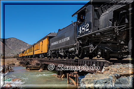 Silverton, der Train fährt gerade über die Animas River Bridge