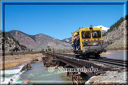 Silverton, ein Kontrolltrupp fährt gerade über die Animas River Bridge