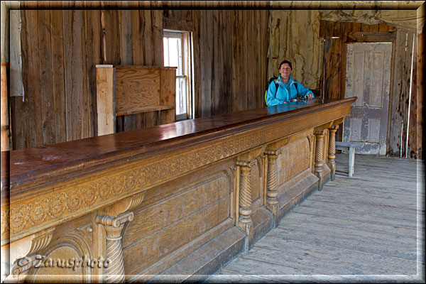 Ghosttown Bannack, lange Theke mit Besucherin