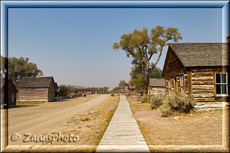 Der alte Boardwalk vor den Häusern von Ghosttown Bannack