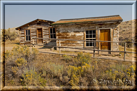 Ghosttown Bannack, verlassene Häuser hinter einem Gartenzaun