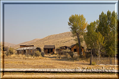 Im Hintergrund stehen ehemalige Unterkünfte von Minenarbeitern in Ghosttown Bannack