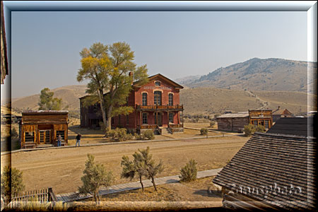 Ansicht auf des grösste Hotel von Ghosttown Bannack