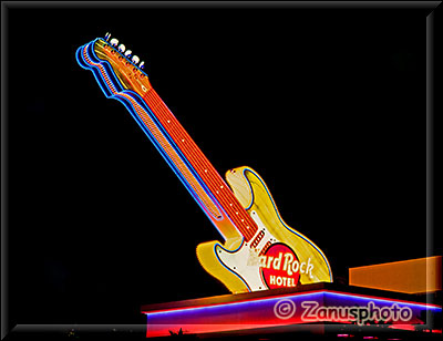 Gitarre am Hard Rock Hotel bei Nacht
