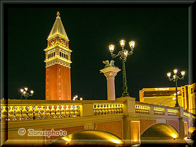 Campanile am Venezian Casino bei Nacht