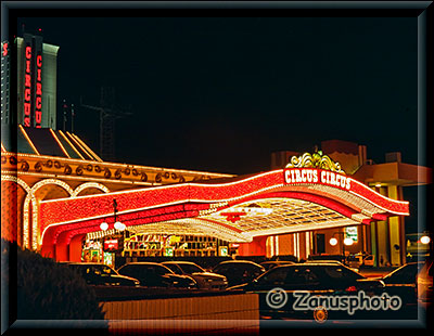 Entrance zum Circus Circus Casino bei Nacht