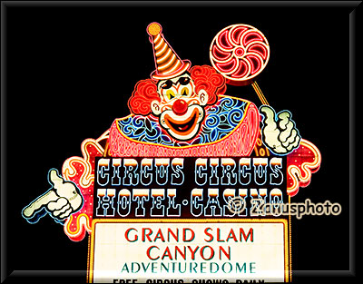 Clown über dem Transparent Circus Circus Hotel