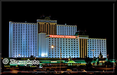 Tropicana Casino und Hotel bei Nacht