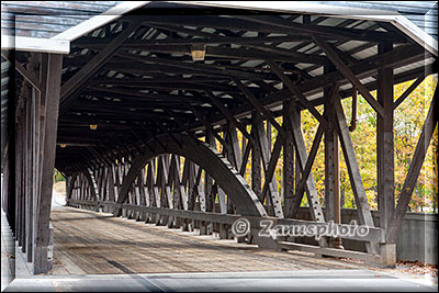 Einblick in den vorderen Teil einer überdachten Brücke