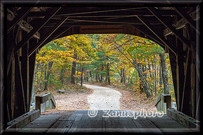 Ausblick aus dem hinteren Ausgang einer covered Bridge