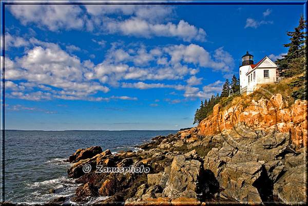 Vom Strand blicken wir hinauf zum Bass Harbor Head Lighthouse