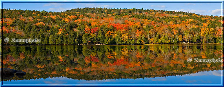 New England - Maine, supertolle Spiegelung der gelbroten Wälder im Echo Lake