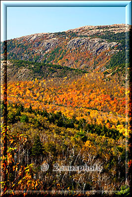 New England - Maine, unter uns breitet sich der Indian Summer in den Wäldern aus