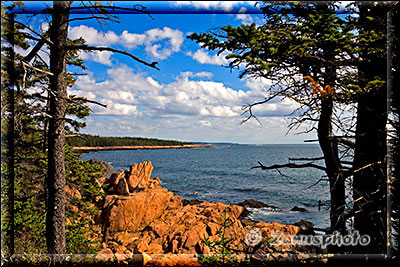 New England - Maine, über rote Felsen reicht der Blick zum blauen Atlantik