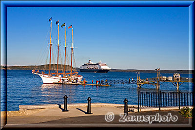 New England - Maine, Segelschiff im Vordergrund mit Kreuzfahrtschiff im Hintergrund