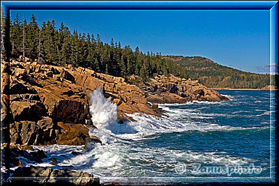 New England - Maine, auflaufende Flutwellen toben an die Felsenküste