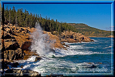 New England - Maine, an der Felsenküste brechen sich die Wellen des Atlantik