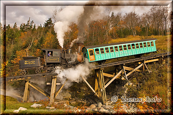 New England - New Hampshire, die Lok startet auf die steile Bergstrecke und bläst mächtig schwarzen Rauch in den Himmel