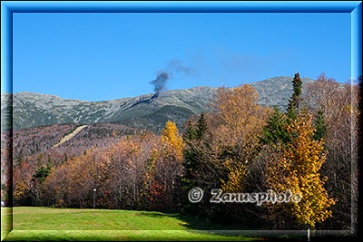 New England - New Hampshire, bei der Anfahrt sehen wir die ersten Rauchsäulen weiter oben am Berg