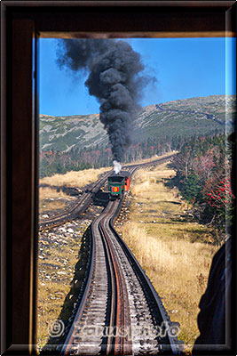 New England - New Hampshire, durch die geöffnete Fronttür des Zugwagon können wir den vor uns fahrenden Zug beobachten