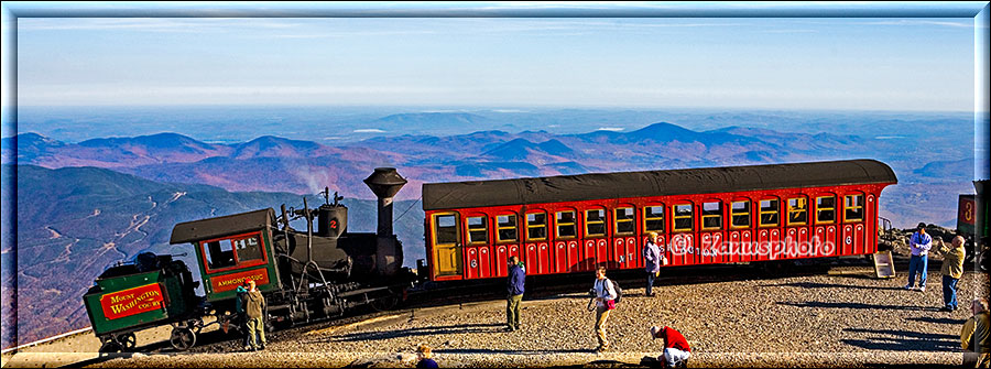 Oben am Gipfel steht die Lokomotive mit einem Wagon in Wartestellung