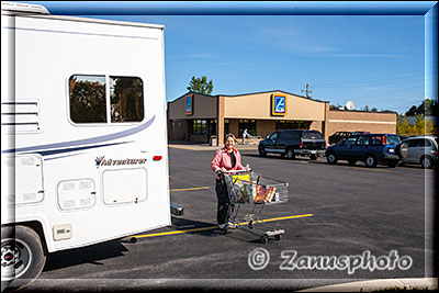 New England - Vermont, meine Frau mit Einkaufswagen vor dem ALDI Markt