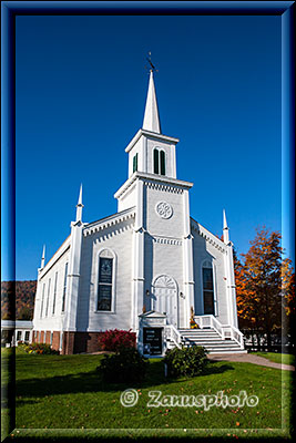 New England - Vermont, weisse Holzkirche liegt direkt vor uns