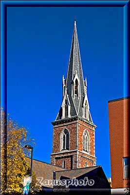 Ein schöner Kirchturm ragt über die Dächer