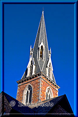 New England - Vermont, ein Kirchturm ragt in den blauen Himmel