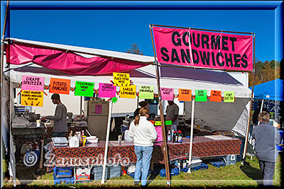 Gourmet Sandwiches werden in diesem Zelt  angeboten