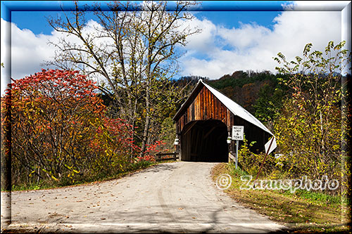 Weg der zu einer Covered Bridge führt