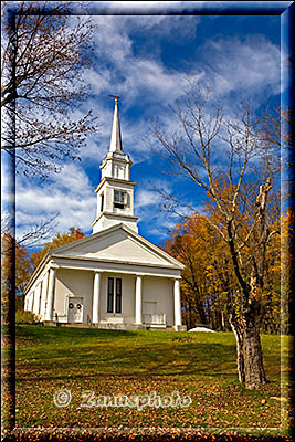 New England - Vermont, diese weisse Holzkirche steht auf einer Wiese