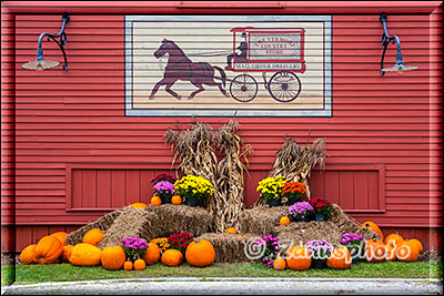 Pumpkins vor roter Wand eines Contry Store