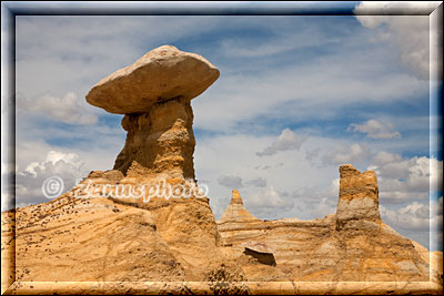 Drei Hoodoos die auf Hügeln im Umfeld stehen sehen wir ganz aus der Nähe