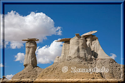 Mehrere mit flachen Steinhauben versehene Hoodoos über uns