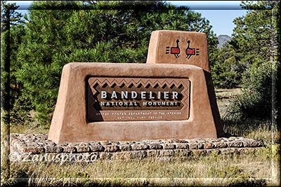 Pylon am Eingang zum Bandelier Monument