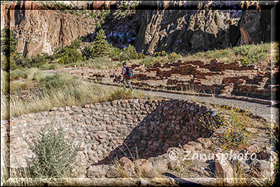 Mauerreste im Tyuonyi Pueblo