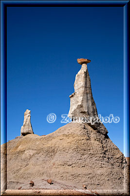 Einsammer Hoodoo auf einem HĂŒgel