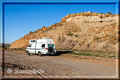 Camper parkt an einem HĂŒgel der Bist Wilderness north